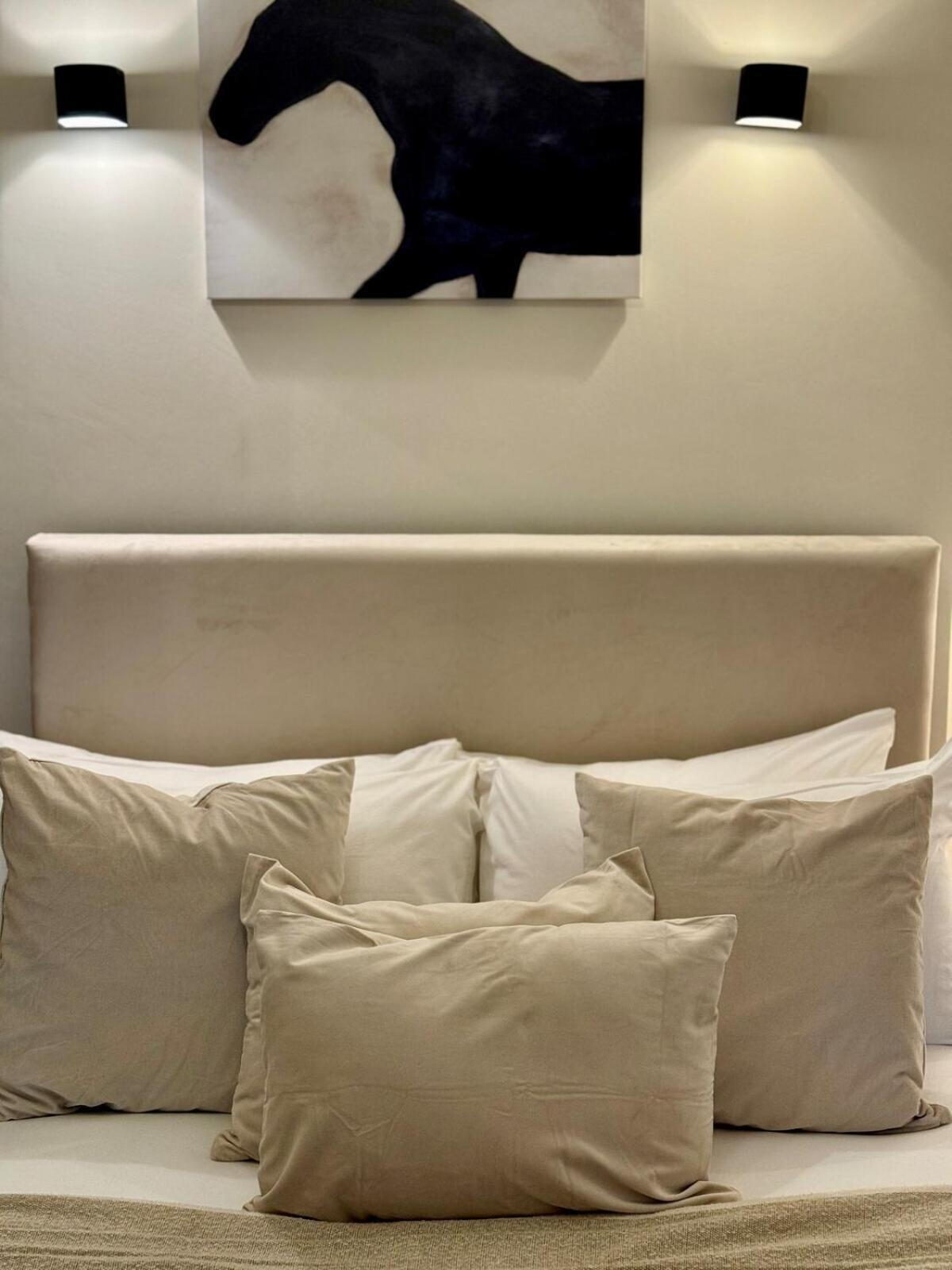 Sutherland Avenue Apartment *