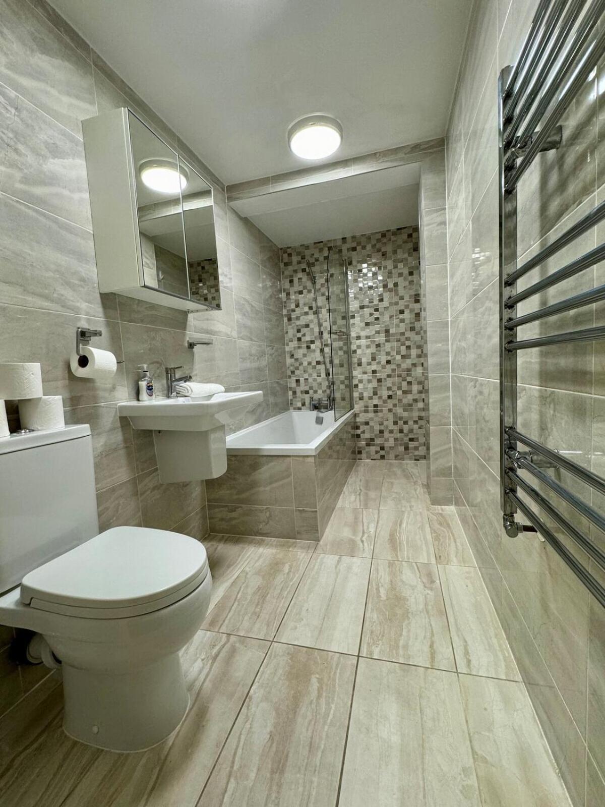 Sutherland Avenue Apartment *